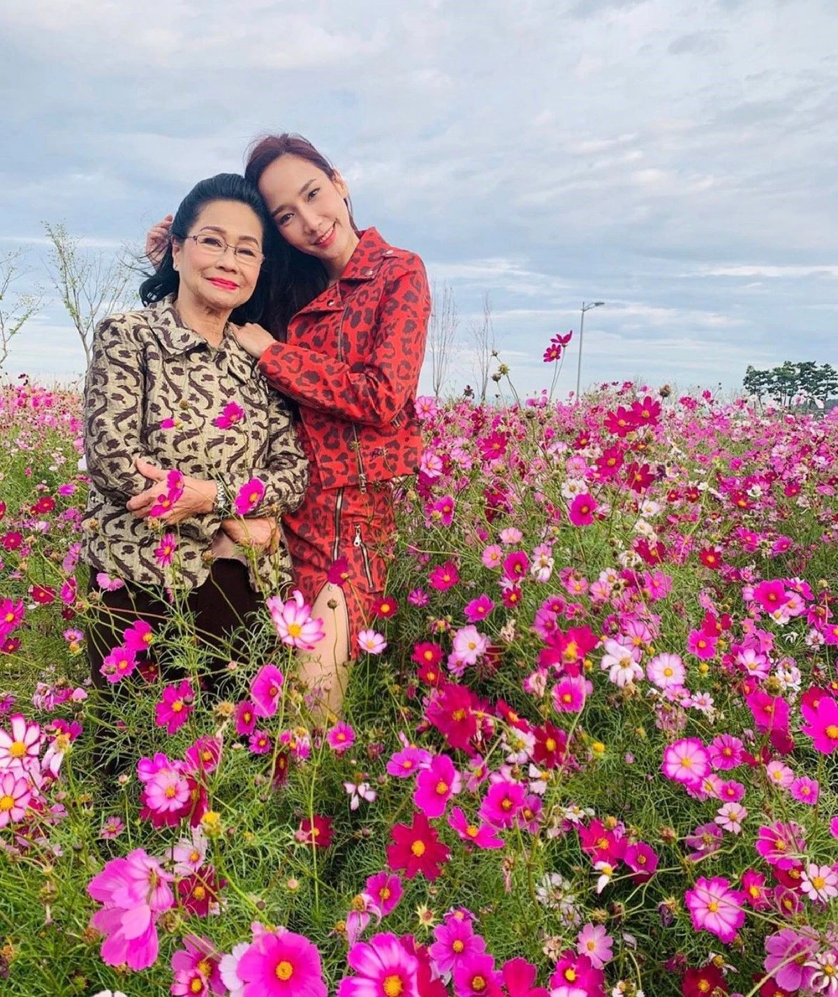 อั้ม พัชราภา พาพ่อแม่เที่ยวเกาหลี สวยสดใสในทุ่งดอกไม้สามสี