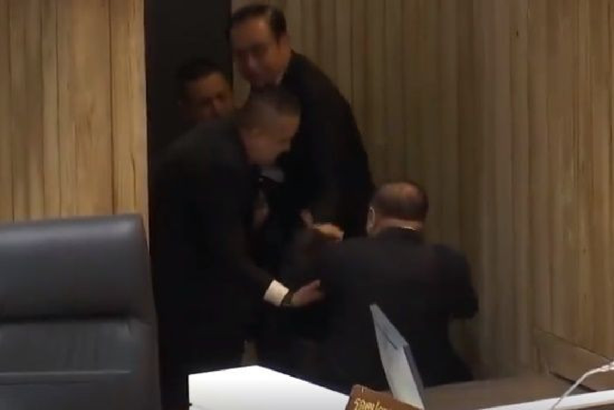 เปิดคลิป!นาทีประวิตรลื่นล้มก้นกระแทกพื้นห้องประชุมสภา เปิดคลิป!นาทีประวิตรลื่นล้มก้นกระแทกพื้นห้องประชุมสภา