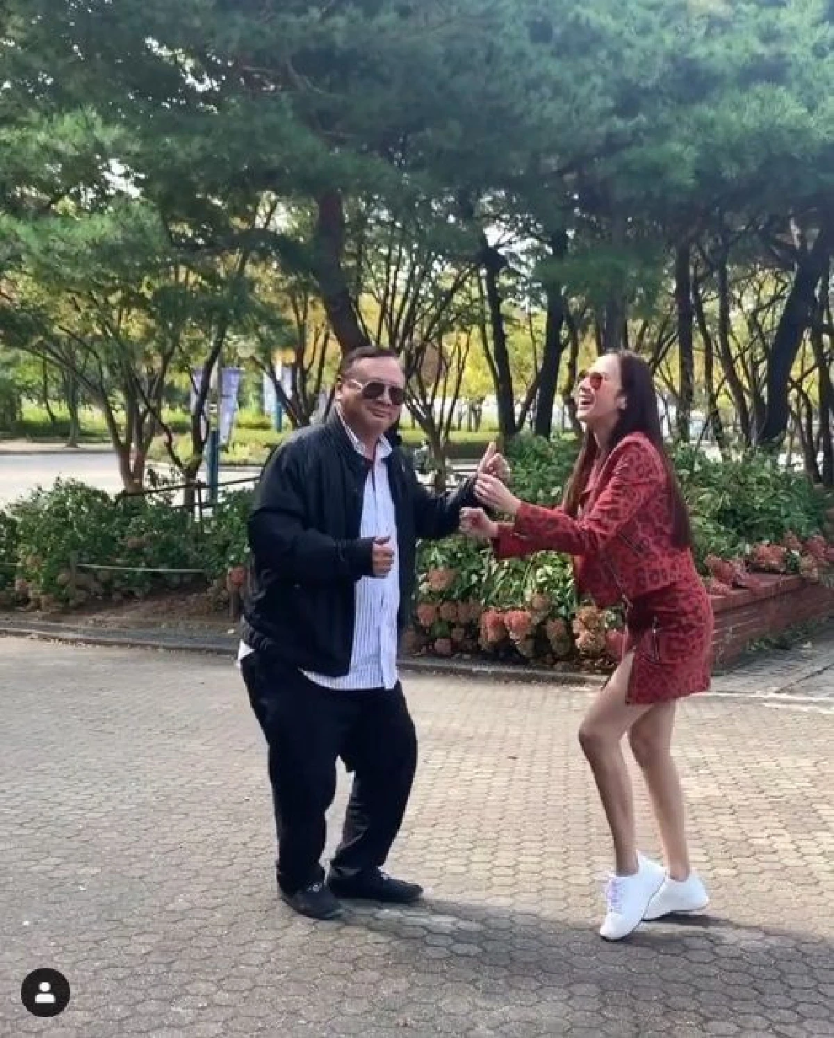 อั้ม พัชราภา เผยคลิปน่ารัก! เต้นริมถนนกับคุณพ่ออย่างสนุกสนานที่เกาหลี (คลิป)