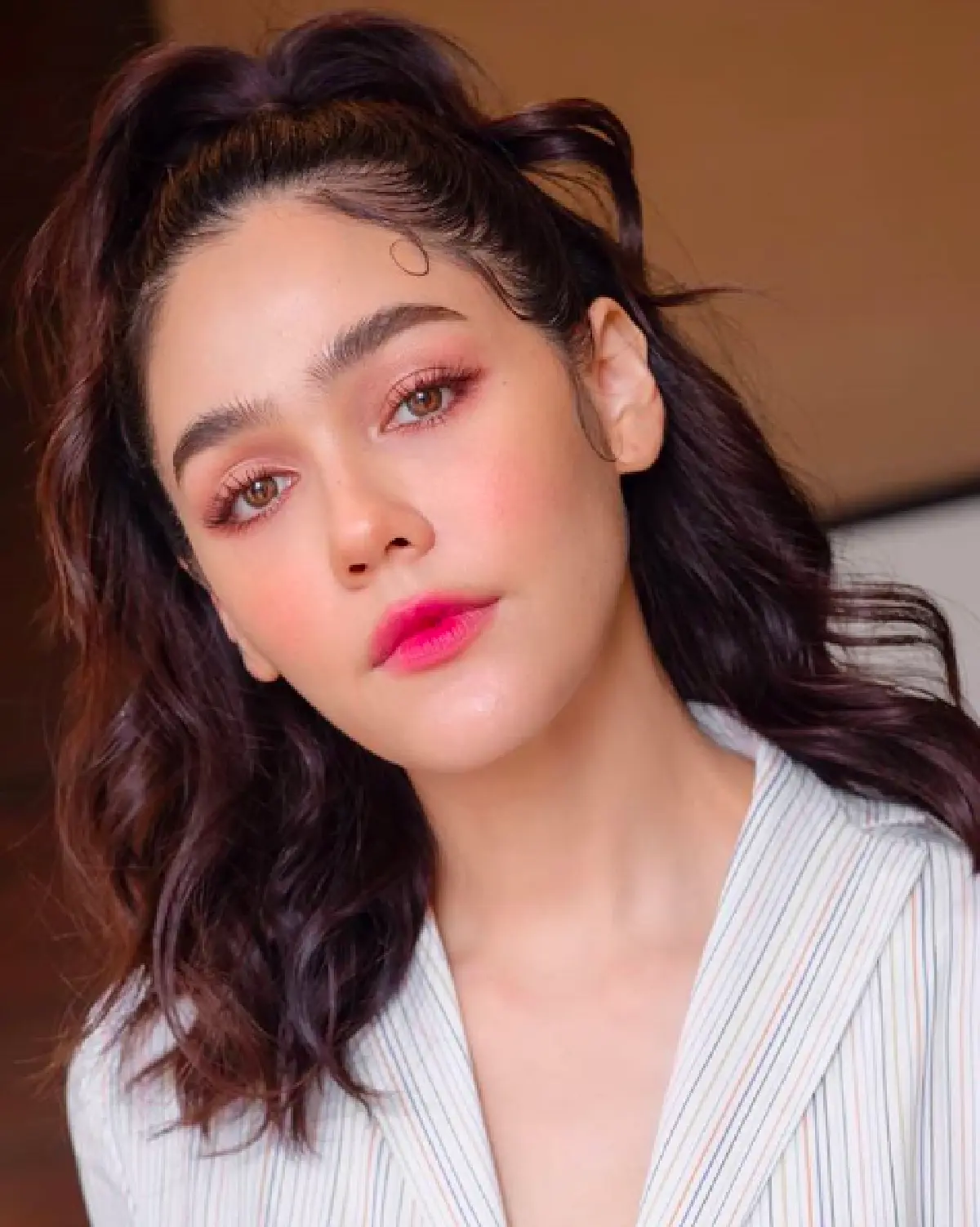ลุคนี้แม่เด็กมาก “ชมพู่ อารยา” ในลุคสดใสดูย้อนวัย ชมพูเลือดฝาดเบาๆ