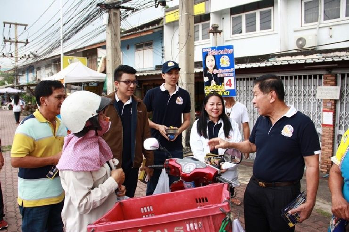"เสรีพิศุทธ์"หาเสียงสามพราน เปิด”อาชีพเสริมสร้างรายได้เพิ่ม” "เสรีพิศุทธ์"หาเสียงสามพราน เปิด”อาชีพเสริมสร้างรายได้เพิ่ม”