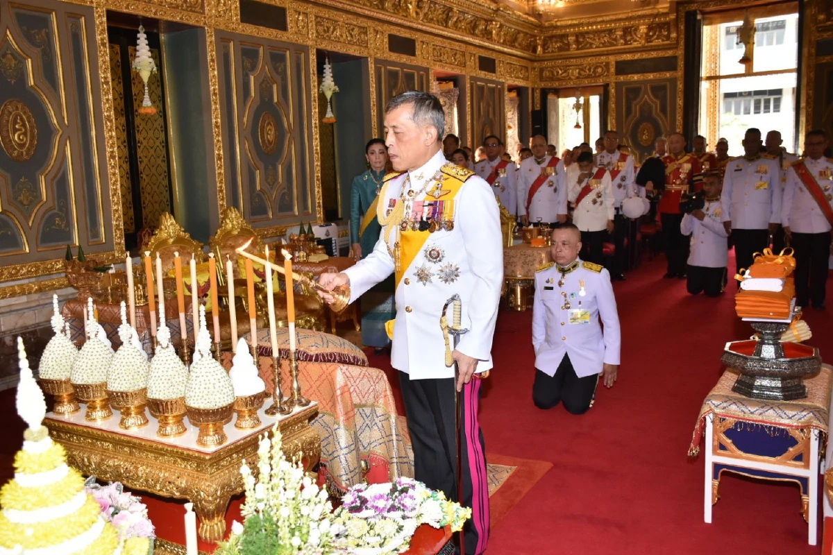 "ในหลวง-พระราชินี"ทรงบำเพ็ญพระราชกุศลถวายผ้าพระกฐิน