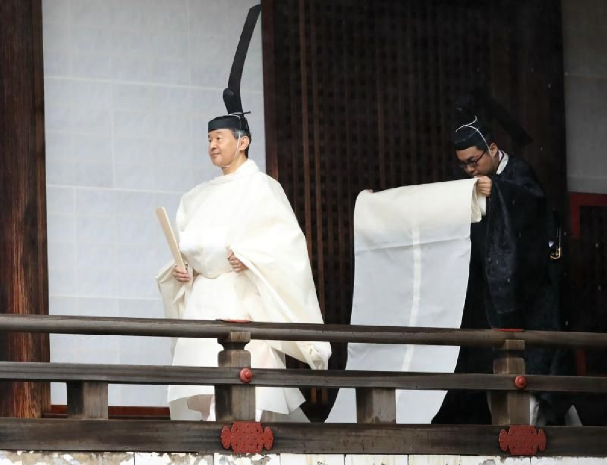 พระจักรพรรดินารูฮิโตะสักการะดวงพระวิญญาณของบูรพกษัตริย์ พระจักรพรรดินารูฮิโตะสักการะดวงพระวิญญาณของบูรพกษัตริย์