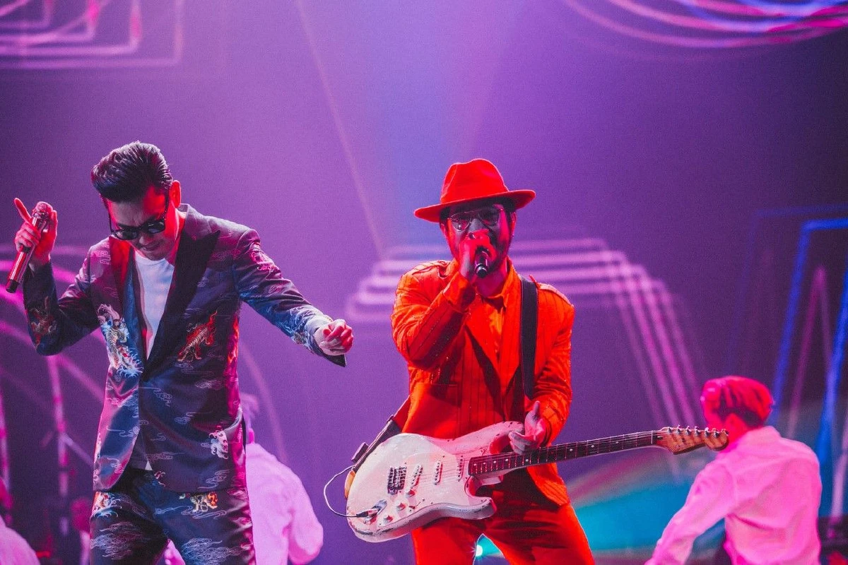 Burin Boonvisut DISCO IN TUXEDO  คอนเสิร์ตในรอบ 18 ปีสมศักดิ์ศรีเจ้าพ่อเพลงดิสโก้