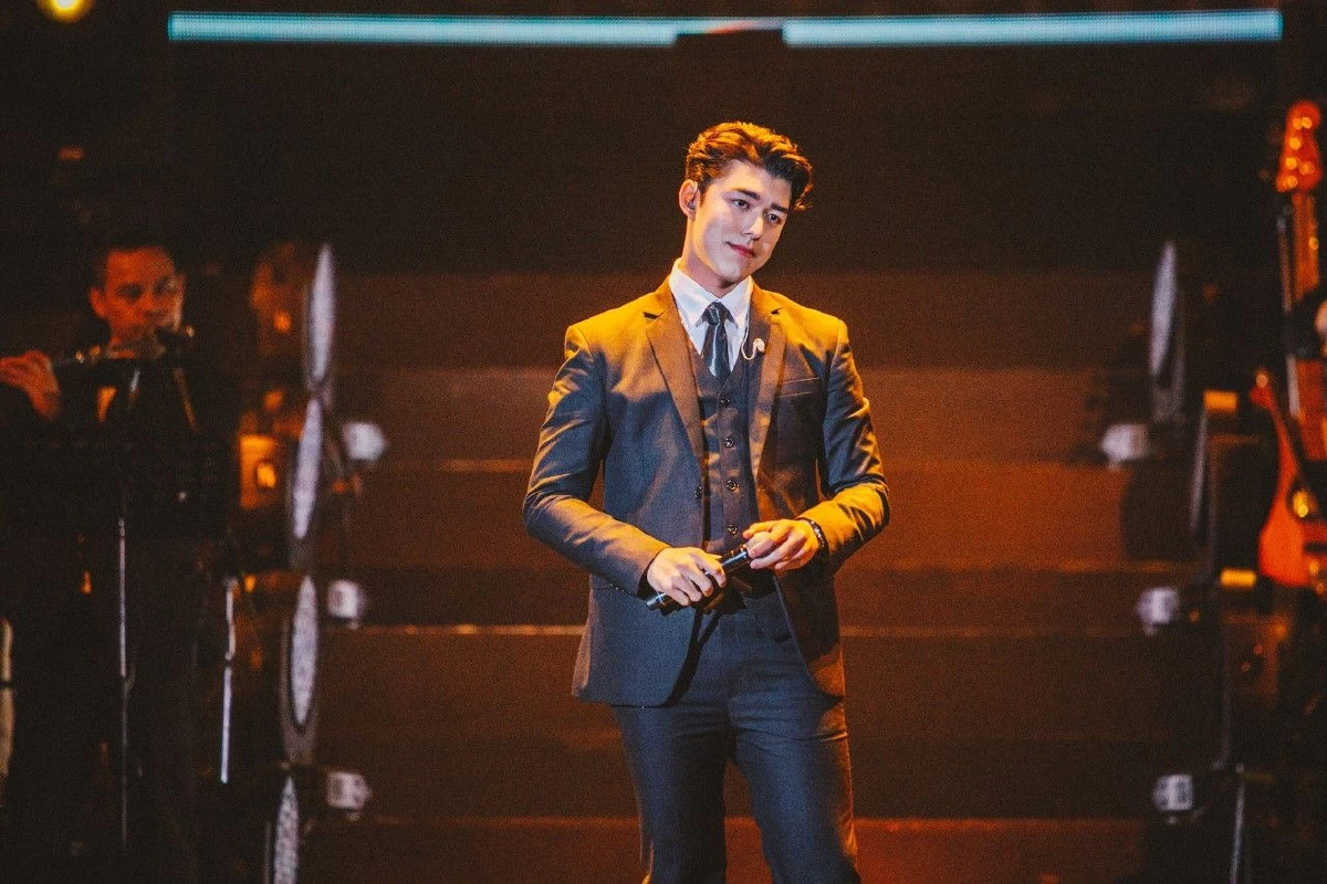 Burin Boonvisut DISCO IN TUXEDO  คอนเสิร์ตในรอบ 18 ปีสมศักดิ์ศรีเจ้าพ่อเพลงดิสโก้