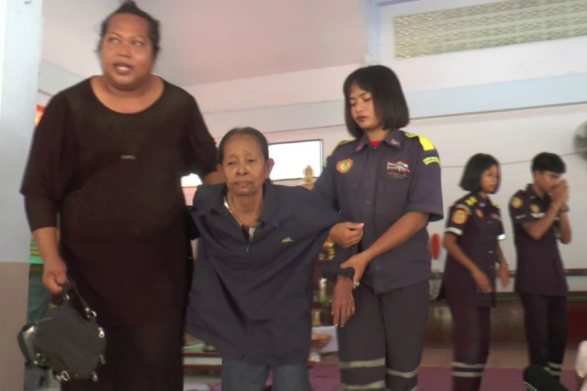 ลูกชายพิการยอดกตัญญูยอมอดข้าวให้แม่กินจนเป็นลมหัวทิ่มถังน้ำดับ