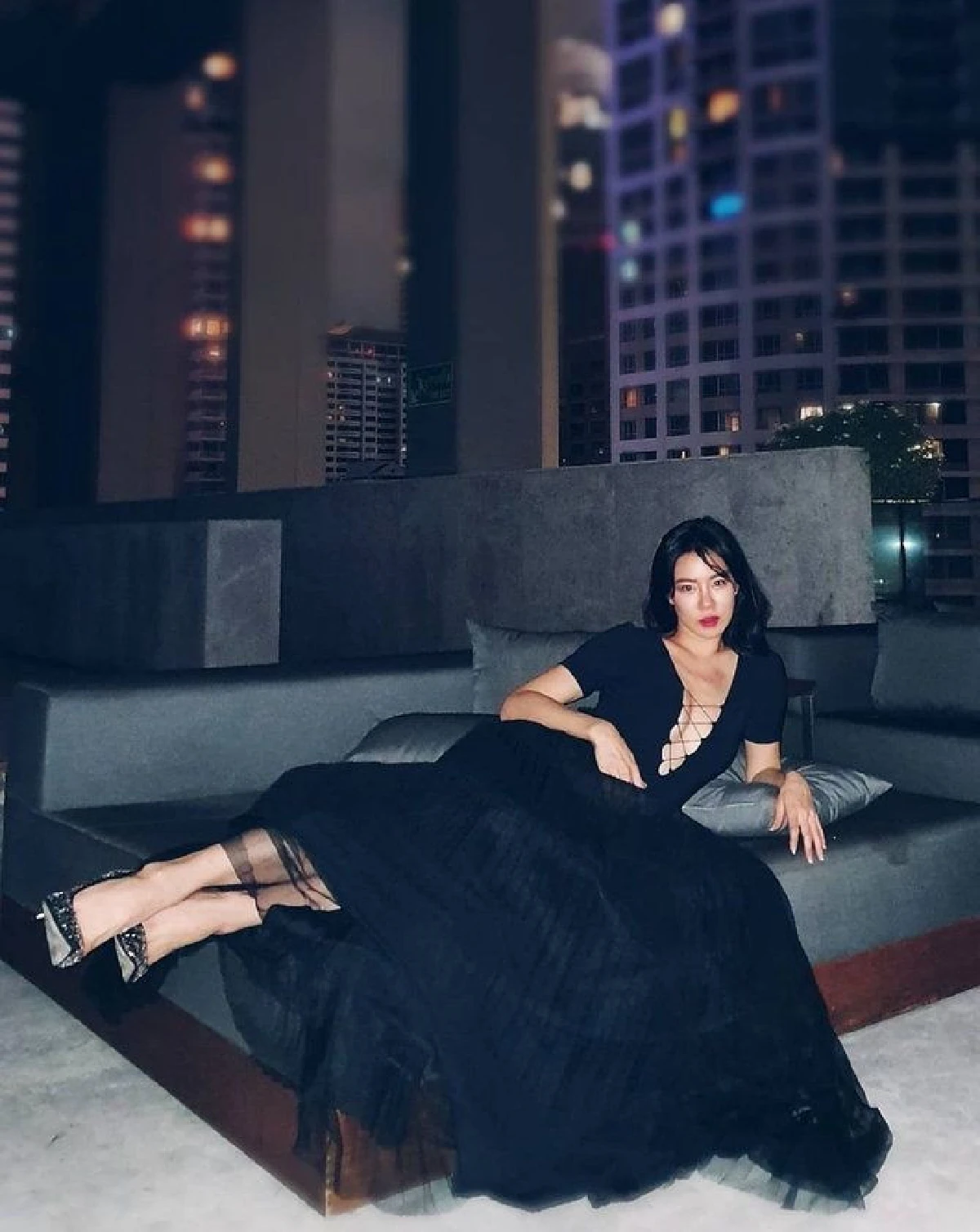 ส่องภาพ คริส หอวัง แซ่บไฟลุก! กับชุดเดรสดำแหวกลึกถึงสะดือ