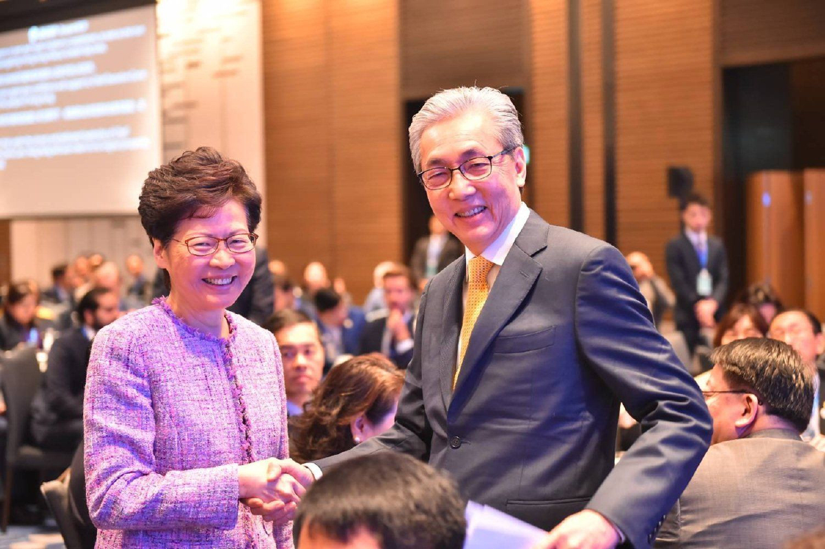 'สมคิด' ให้กำลังใจ 'แครี่ หล่ำ' ฝ่าวิกฤต กล่อมนักลงทุนฮ่องกงบูมลงทุนอีอีซี 'สมคิด' ให้กำลังใจ 'แครี่ หล่ำ' ฝ่าวิกฤต กล่อมนักลงทุนฮ่องกงบูมลงทุนอีอีซี