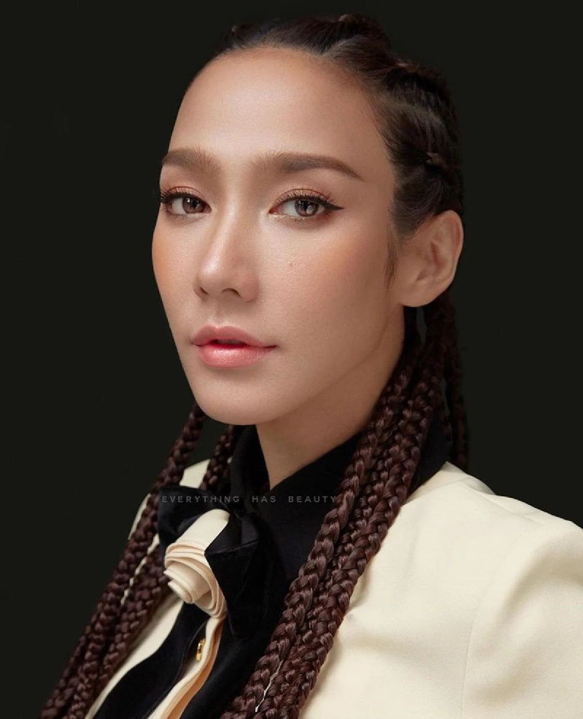 อั้ม พัชราภา อวดลุคเท่! ถักเปียทั้งหัว เผยกรอบหน้าชัดสวยจริงจึงเอาอยู่