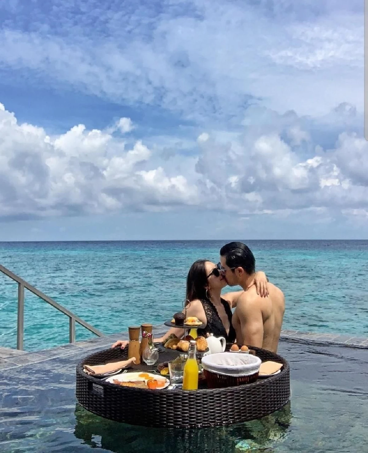 เชน-แพร หวานจัดหนักที่มัลดีฟส์ จูบดูดดื่มกลางสระพร้อมแคปชั่นลุ้นข่าวดี