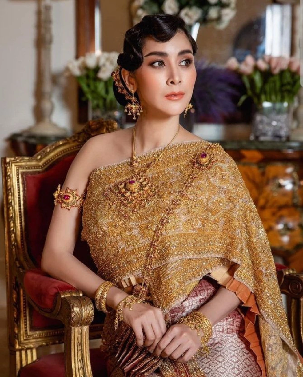 งดงามจับตา! ใหม่ สุคนธวา พักลุคแซ่บแต่งชุดไทยถ่ายพรีเวดดิ้ง