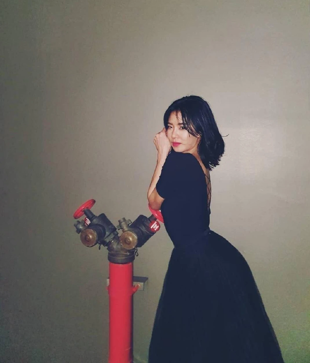 ส่องภาพ คริส หอวัง แซ่บไฟลุก! กับชุดเดรสดำแหวกลึกถึงสะดือ