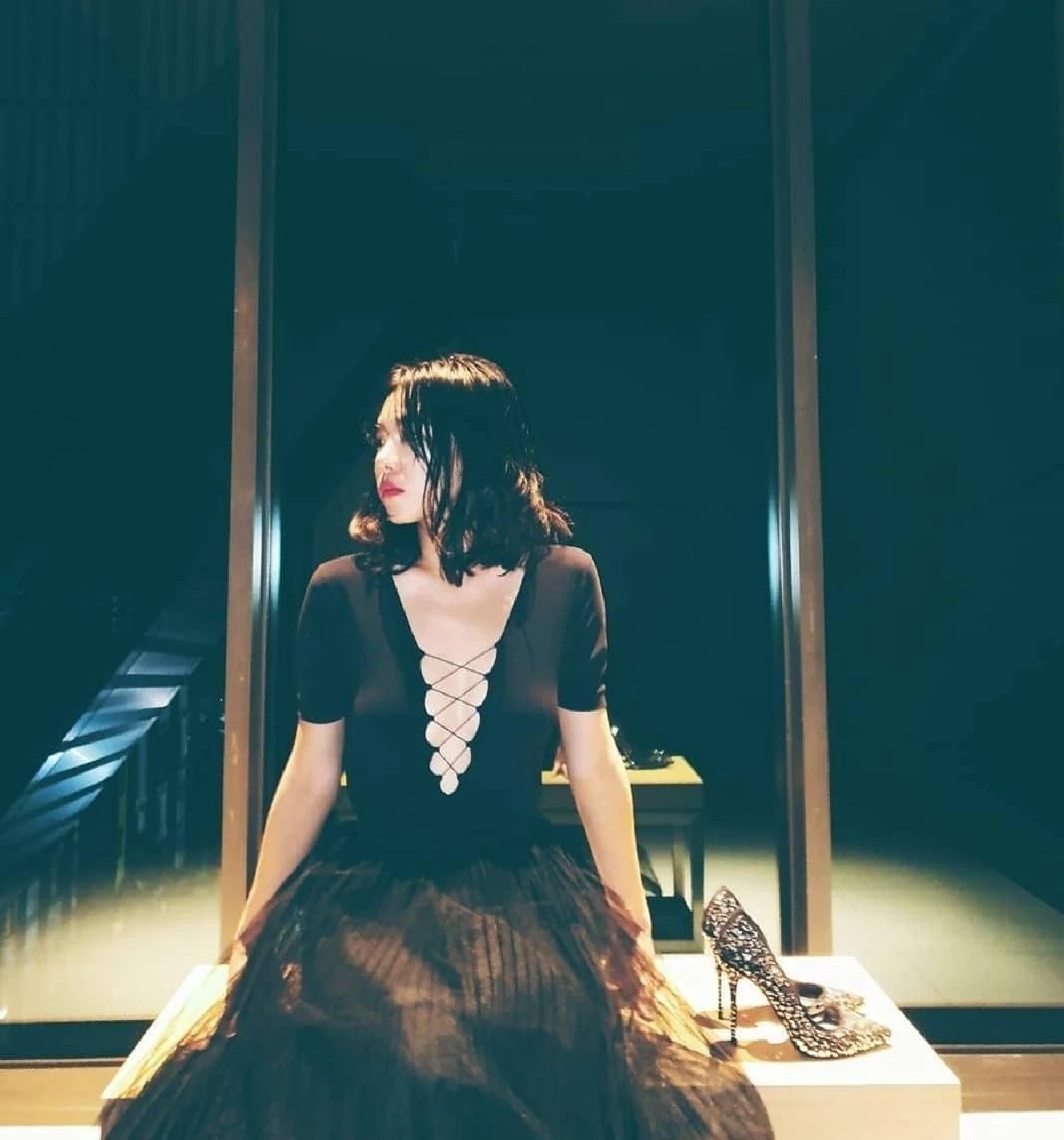 ส่องภาพ คริส หอวัง แซ่บไฟลุก! กับชุดเดรสดำแหวกลึกถึงสะดือ