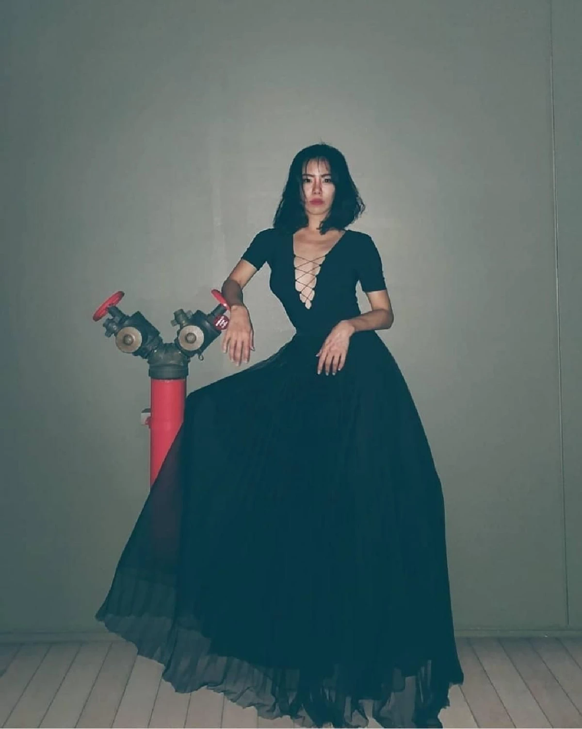 ส่องภาพ คริส หอวัง แซ่บไฟลุก! กับชุดเดรสดำแหวกลึกถึงสะดือ