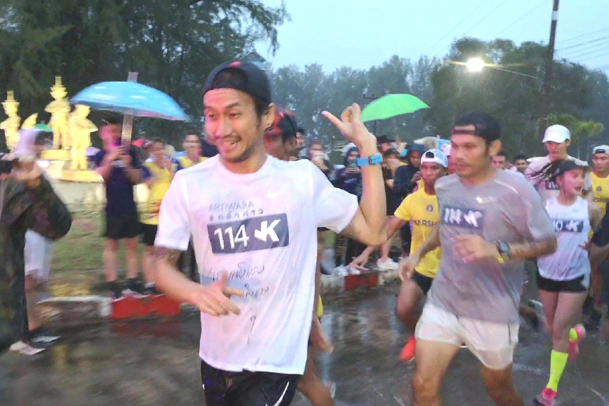 "พี่ตูน"นำทีมวิ่งก้าวคนละก้าวหาเงินให้ 7 รพ.ภาคใต้วันแรกได้แล้ว 11 ล้าน "พี่ตูน"นำทีมวิ่งก้าวคนละก้าวหาเงินให้ 7 รพ.ภาคใต้วันแรกได้แล้ว 11 ล้าน