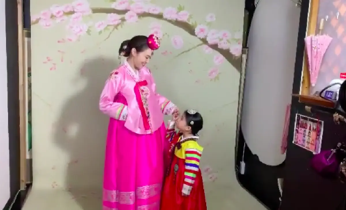 คู่หูต่างวัย! "แม่เมย์-น้องมายู" สวมชุดฮันบกกันแบบจัดเต็ม น่ารักที่สุด