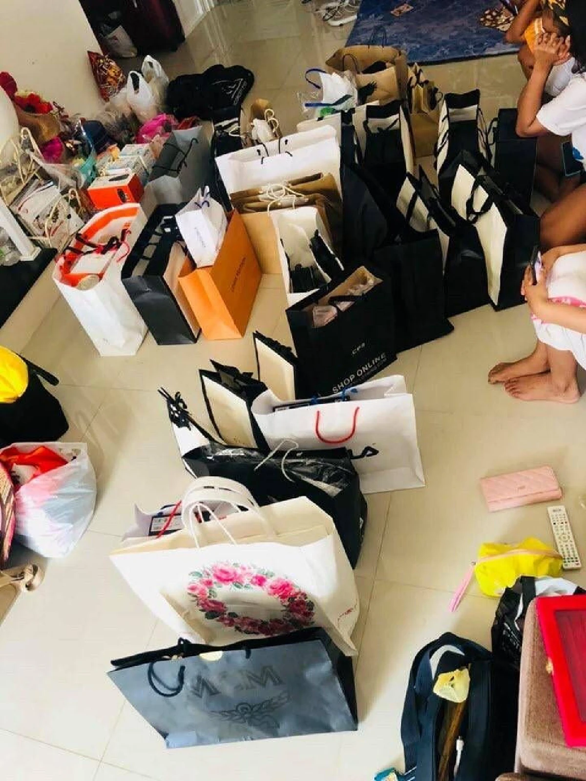 สวยและรวยจริง! “อาม ชุติมา” ย้ายเข้าบ้านใหม่ ของแบรนด์เนมเกลื่อนเต็มพื้นบ้าน