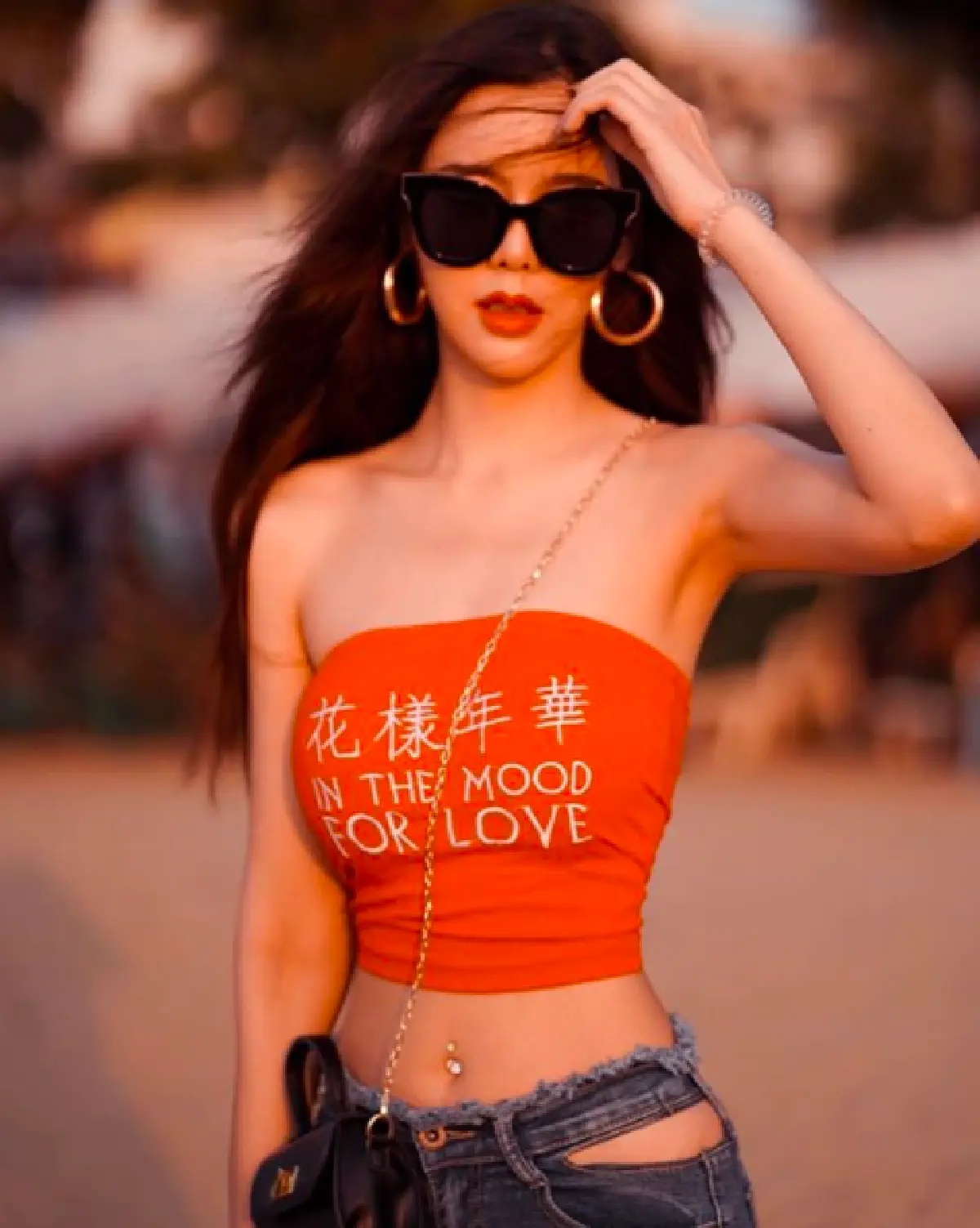 "ไอซ์ ปรีชญา” สวยเริ่ดทุกซีซั่น! จับมือเพื่อนซี้อวดหุ่นชวนหวิวเล่นน้ำเบาๆ