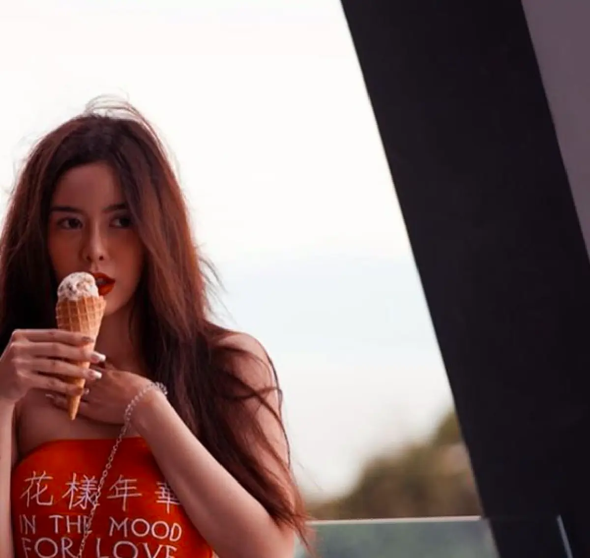 "ไอซ์ ปรีชญา” สวยเริ่ดทุกซีซั่น! จับมือเพื่อนซี้อวดหุ่นชวนหวิวเล่นน้ำเบาๆ