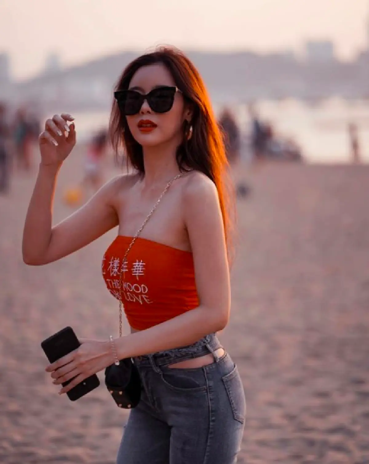 "ไอซ์ ปรีชญา” สวยเริ่ดทุกซีซั่น! จับมือเพื่อนซี้อวดหุ่นชวนหวิวเล่นน้ำเบาๆ