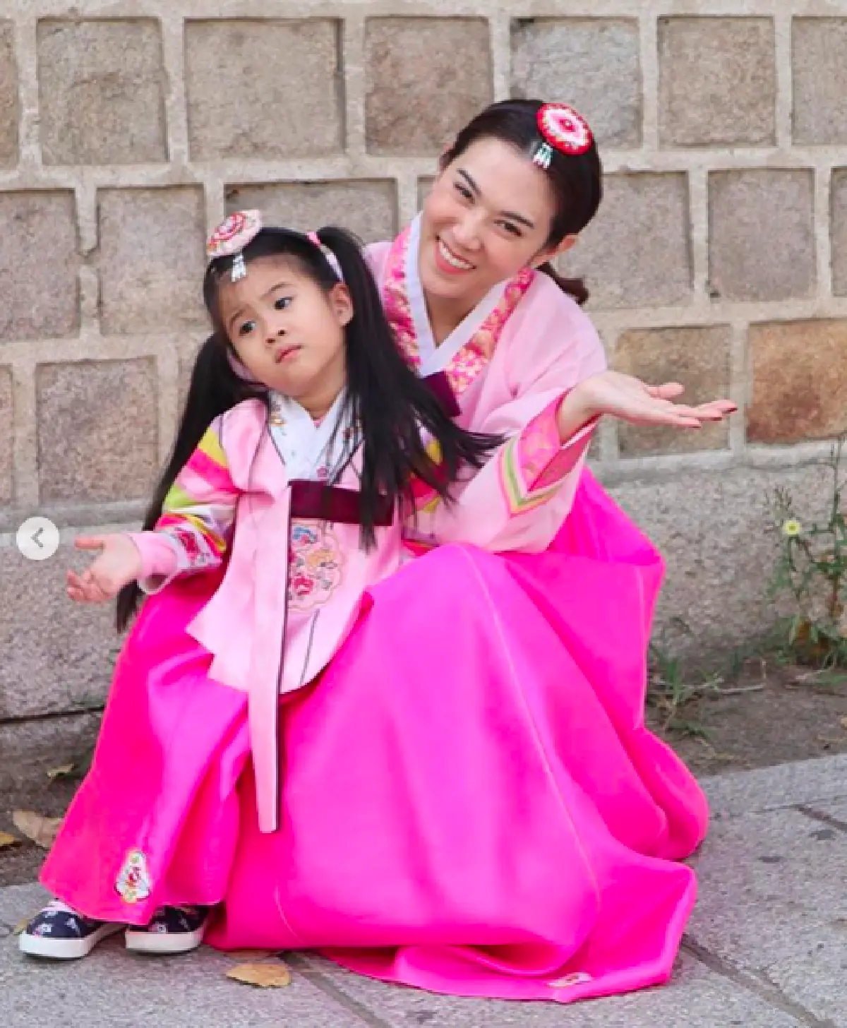 คู่หูต่างวัย! "แม่เมย์-น้องมายู" สวมชุดฮันบกกันแบบจัดเต็ม น่ารักที่สุด