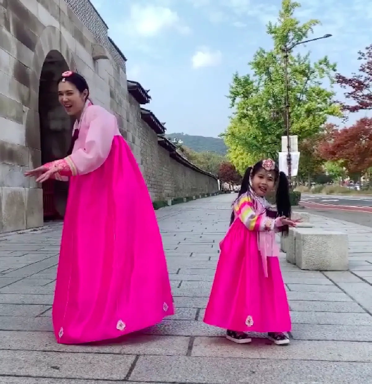 คู่หูต่างวัย! "แม่เมย์-น้องมายู" สวมชุดฮันบกกันแบบจัดเต็ม น่ารักที่สุด