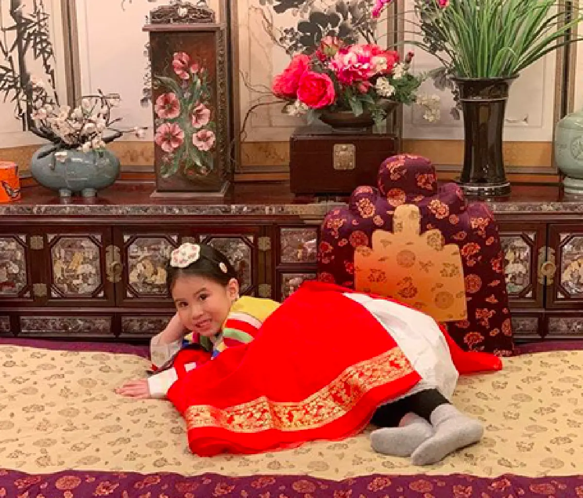 คู่หูต่างวัย! "แม่เมย์-น้องมายู" สวมชุดฮันบกกันแบบจัดเต็ม น่ารักที่สุด