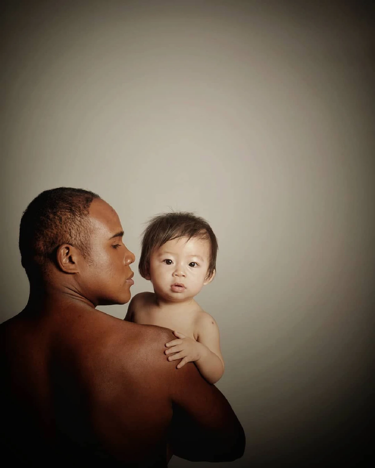 ความรักลุงกับหลาน “รัศมีแข” อุ้ม “น้องปกป้อง” ถ่ายแบบทูโทนสุดคลู