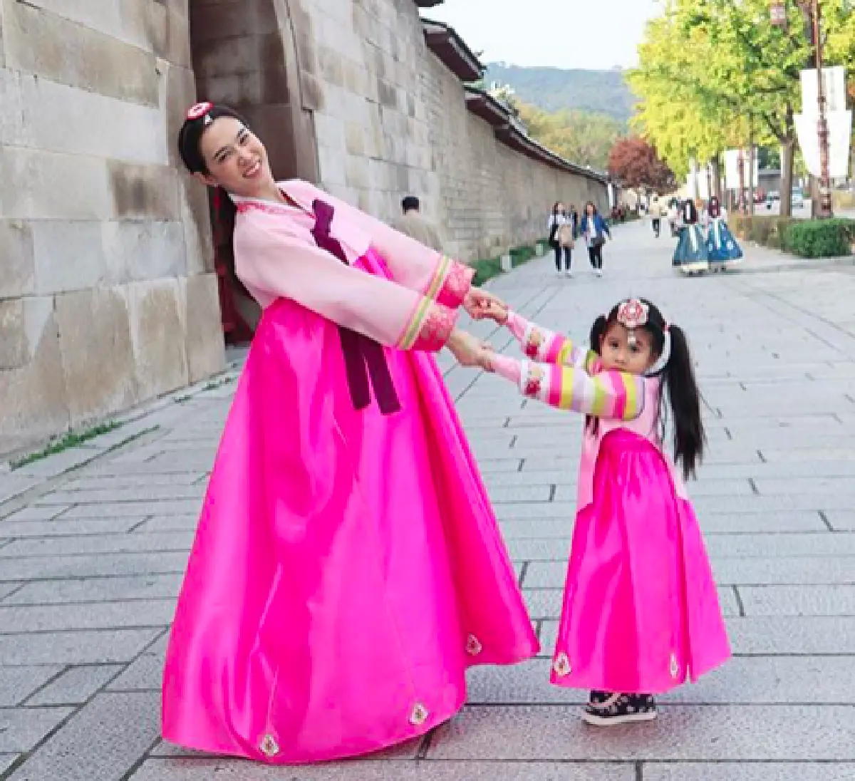 คู่หูต่างวัย! "แม่เมย์-น้องมายู" สวมชุดฮันบกกันแบบจัดเต็ม น่ารักที่สุด