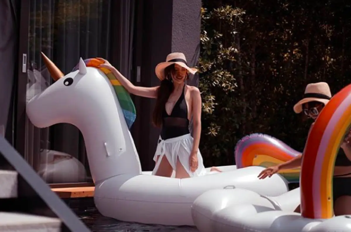 "ไอซ์ ปรีชญา” สวยเริ่ดทุกซีซั่น! จับมือเพื่อนซี้อวดหุ่นชวนหวิวเล่นน้ำเบาๆ