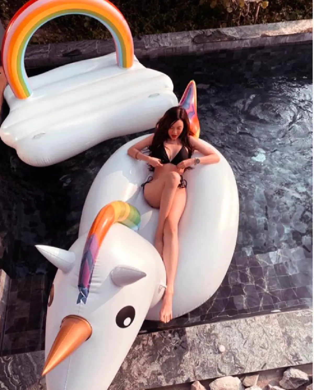 "ไอซ์ ปรีชญา” สวยเริ่ดทุกซีซั่น! จับมือเพื่อนซี้อวดหุ่นชวนหวิวเล่นน้ำเบาๆ