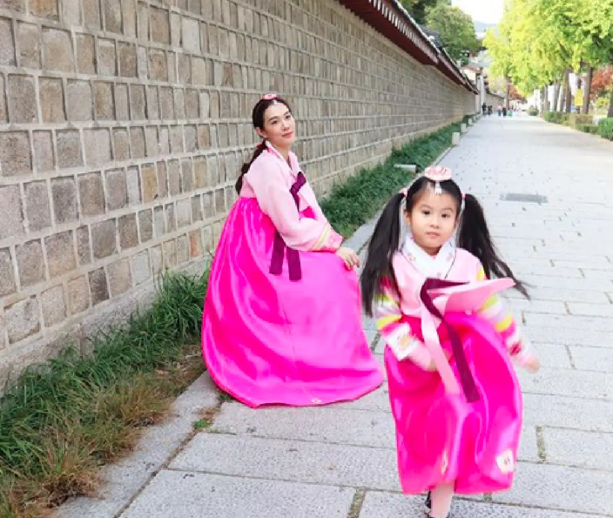 คู่หูต่างวัย! "แม่เมย์-น้องมายู" สวมชุดฮันบกกันแบบจัดเต็ม น่ารักที่สุด