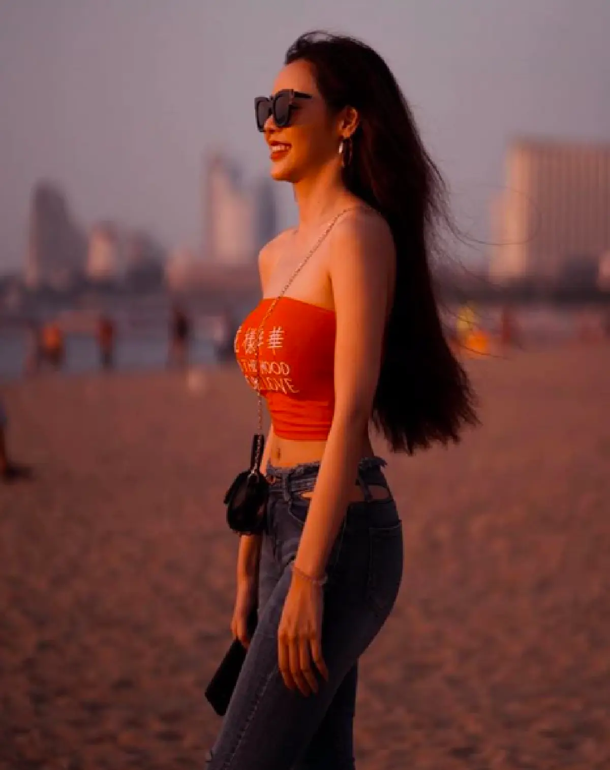 "ไอซ์ ปรีชญา” สวยเริ่ดทุกซีซั่น! จับมือเพื่อนซี้อวดหุ่นชวนหวิวเล่นน้ำเบาๆ