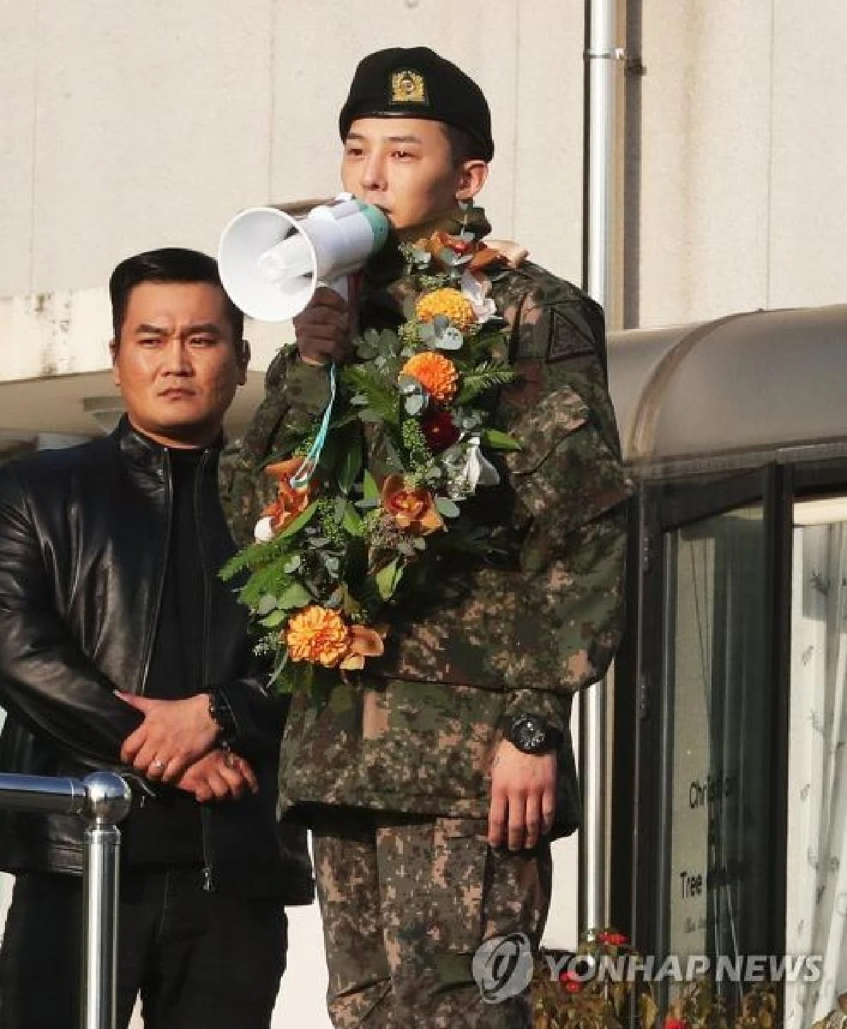 พ่อกลับมาแล้วจ้า! "G-Dragon” ปลดประจำการทหารอย่างเป็นทางการแล้ว แฟนคลับจากทั่วโลกแห่ต้อนรับ