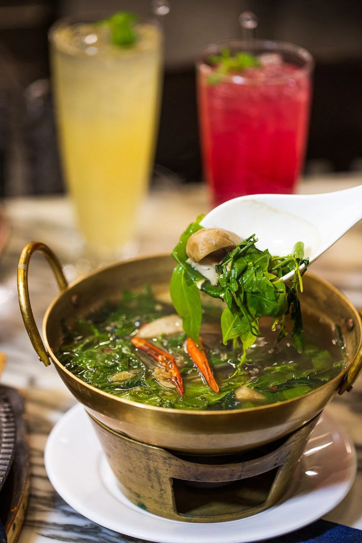 พิสูจน์ความจัดจ้านที่แซ่บมานานกว่า 20 ปี ที่ร้าน 'ส้มตำนัว'