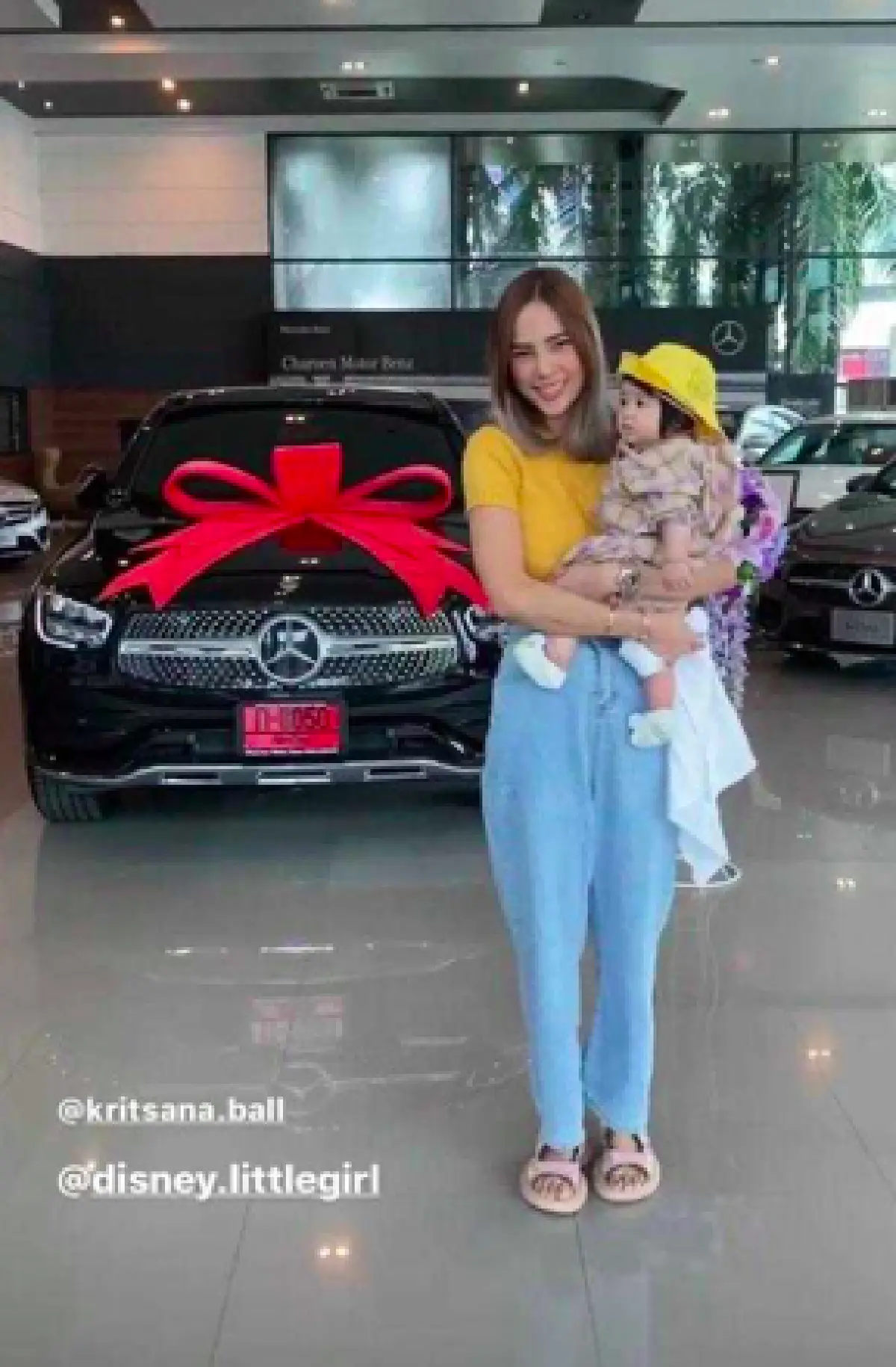 เปย์กันเก่ง “อุ้ม ลักขณา” สุดแฮปปี้! “บอล” มอบของขวัญชิ้นใหม่ให้เป็นรถหรูป้ายแดง