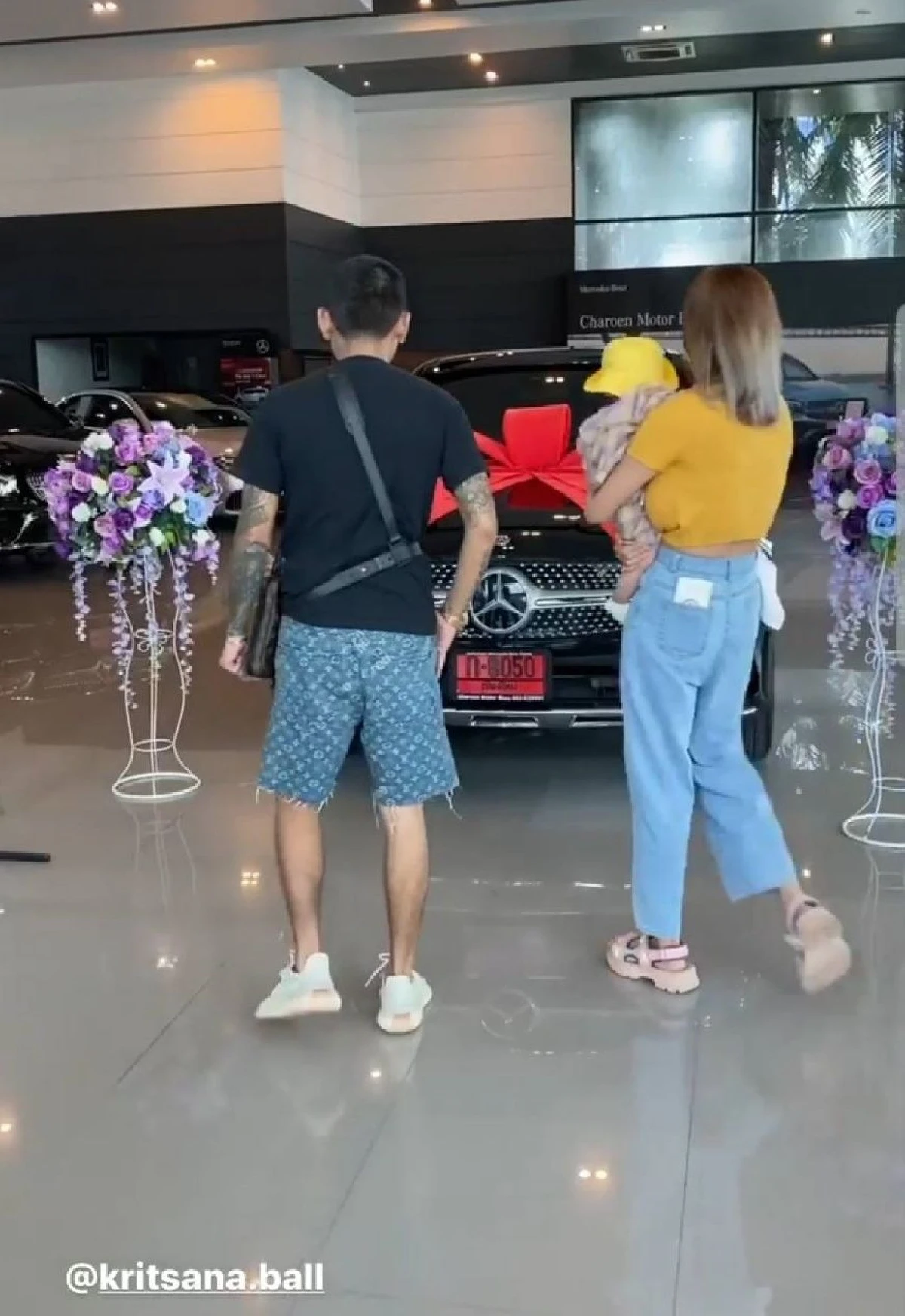 เปย์กันเก่ง “อุ้ม ลักขณา” สุดแฮปปี้! “บอล” มอบของขวัญชิ้นใหม่ให้เป็นรถหรูป้ายแดง