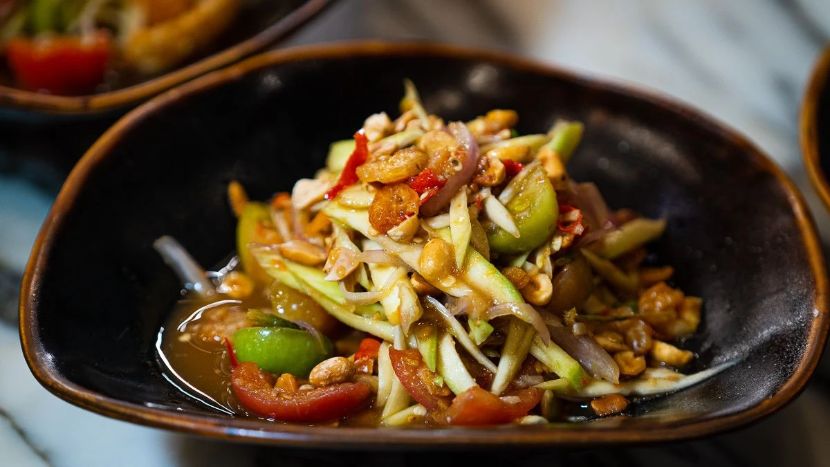 พิสูจน์ความจัดจ้านที่แซ่บมานานกว่า 20 ปี ที่ร้าน 'ส้มตำนัว'