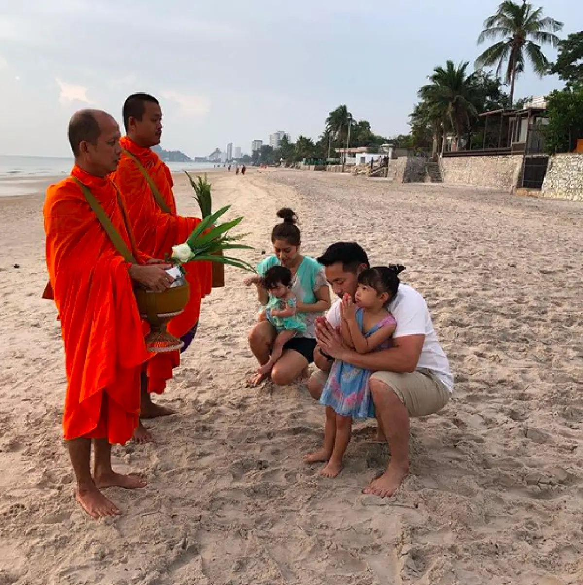 "เบนซ์ พรชิตา” เที่ยวหัวหินกับครอบครัว ไม่วายคว้าทูพีชมาใส่โชว์แผ่นหลังสุดแซ่บ