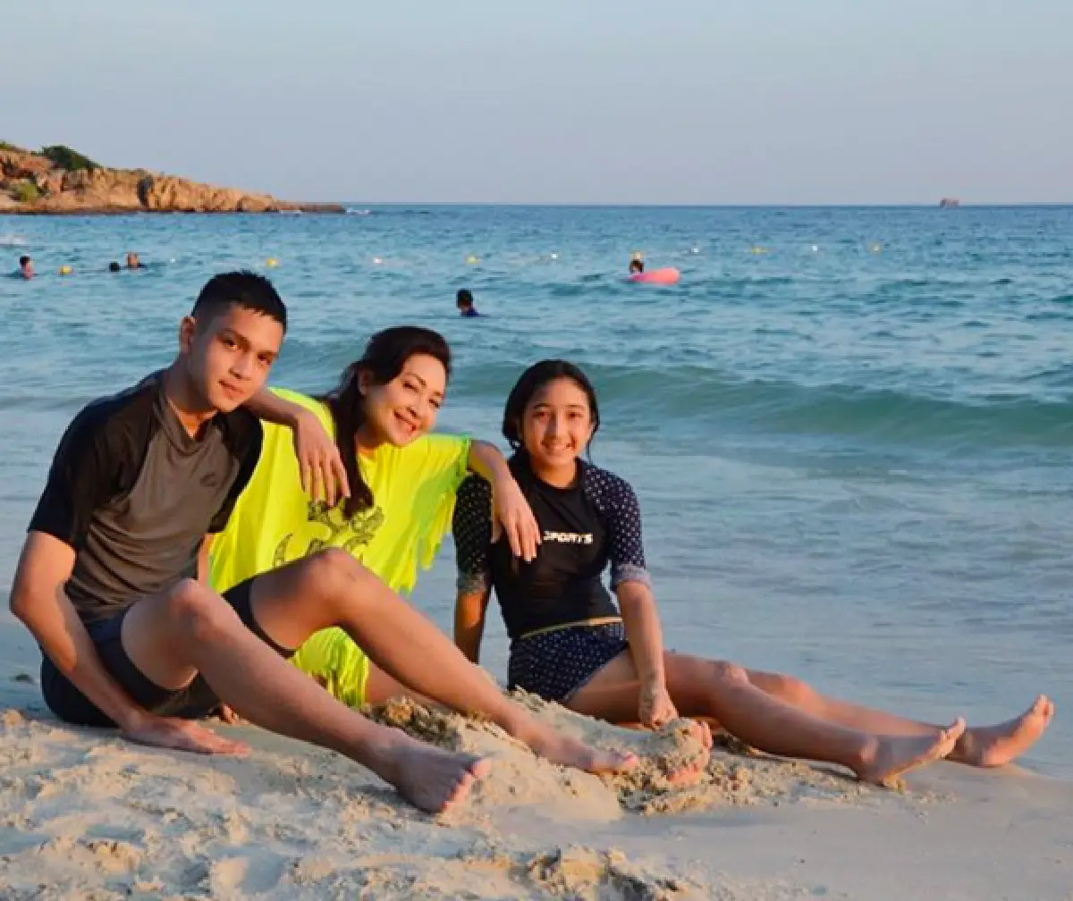 "กวาง กมลชนก" เผยภาพลูกชาย "น้องเน็ต”  ขึ้นจากทะเลได้หล่อมาก สาวๆ กรี๊ดสลบทีเดียว