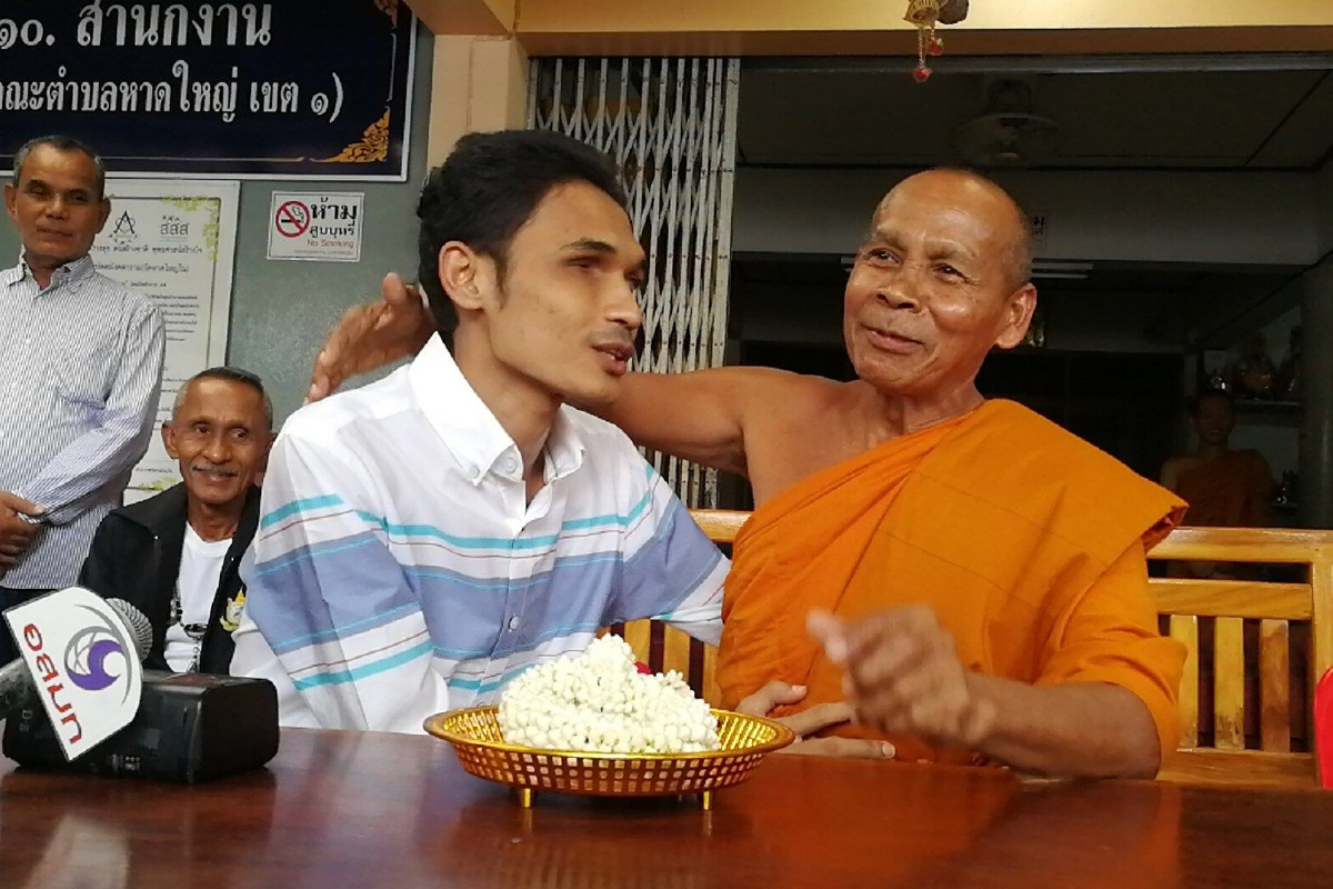 "น้องเดียว"นายหนังตะลุงชื่อดังภาคใต้อัดคลิปขอขมาพระที่ได้ก้าวล่วง "น้องเดียว"นายหนังตะลุงชื่อดังภาคใต้อัดคลิปขอขมาพระที่ได้ก้าวล่วง