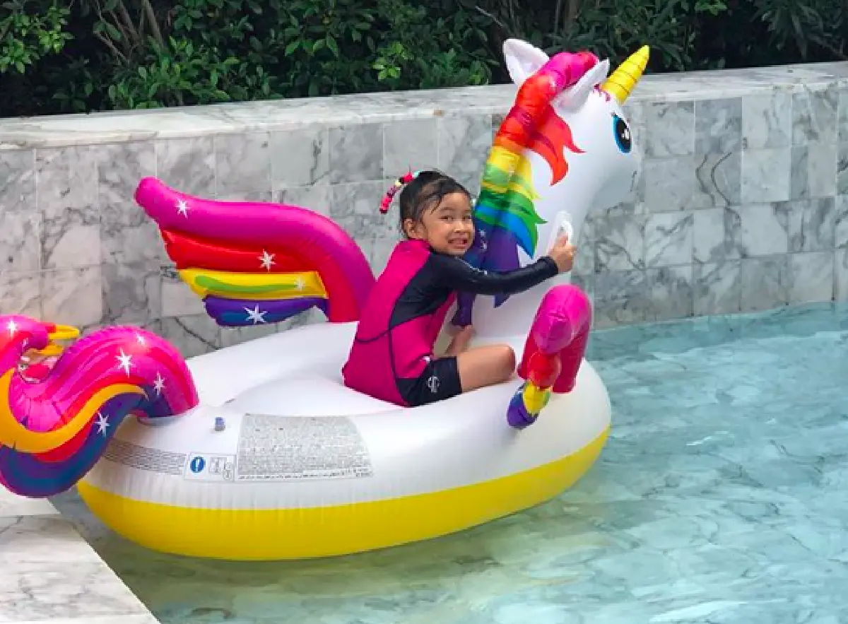 "เบนซ์ พรชิตา” เที่ยวหัวหินกับครอบครัว ไม่วายคว้าทูพีชมาใส่โชว์แผ่นหลังสุดแซ่บ