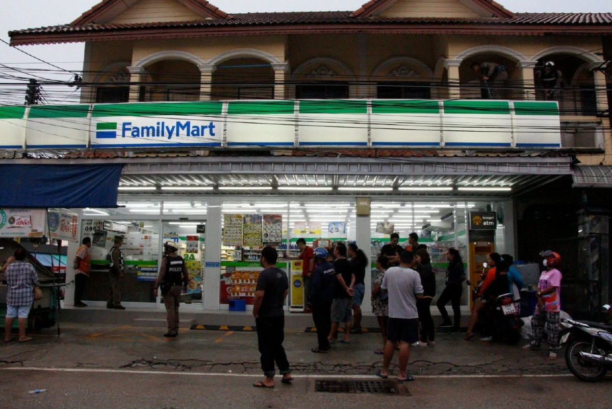 ตำรวจบุกชาร์จ เจ้าของร้านเสริมสวยคลุ้มคลั่ง พังร้านแฟมิลี่มาร์ท