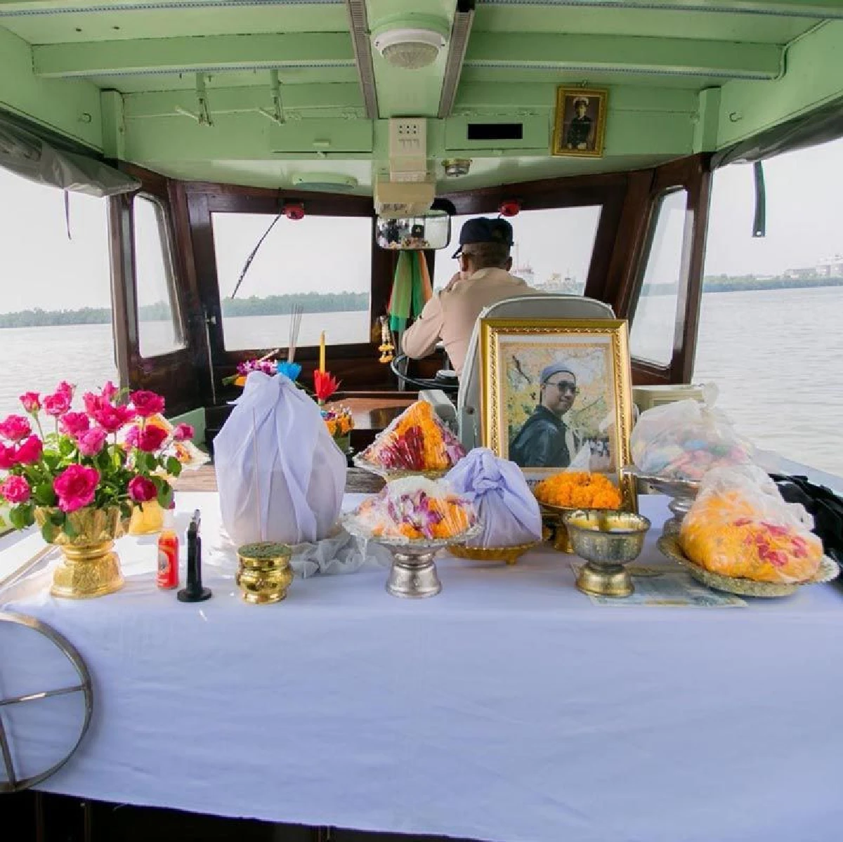 "ต่าย เพ็ญพักตร์” ทำพิธีลอยอังคาร “โตน” พร้อมเอ่ยคำลา ส่งถึงฝั่งเป็นครั้งสุดท้าย