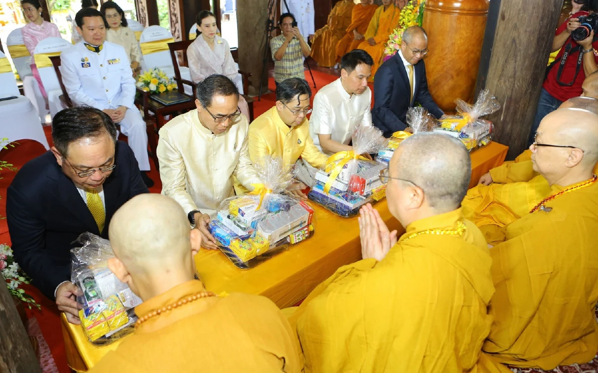 อัญเชิญผ้าพระกฐินพระราชทานทอดถวายครั้งแรกในประเทศเวียดนาม