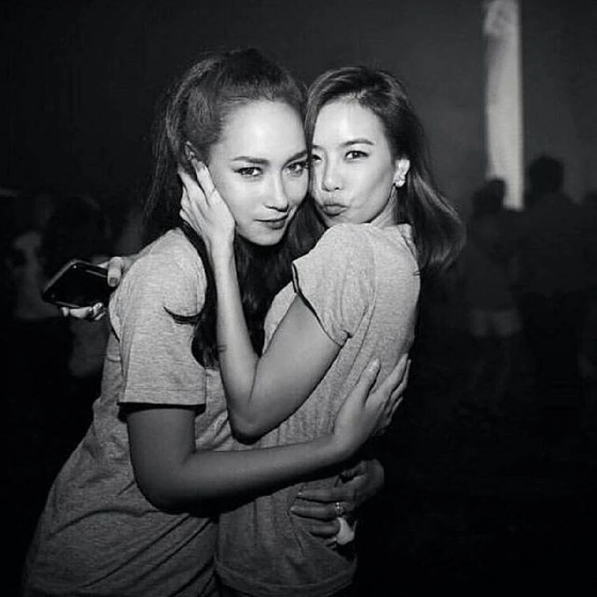 “บี-คริส” คัมแบ็ก! กับชอตเด็ดทั้งกอด-หอมแก้มกันแบบรัวๆ