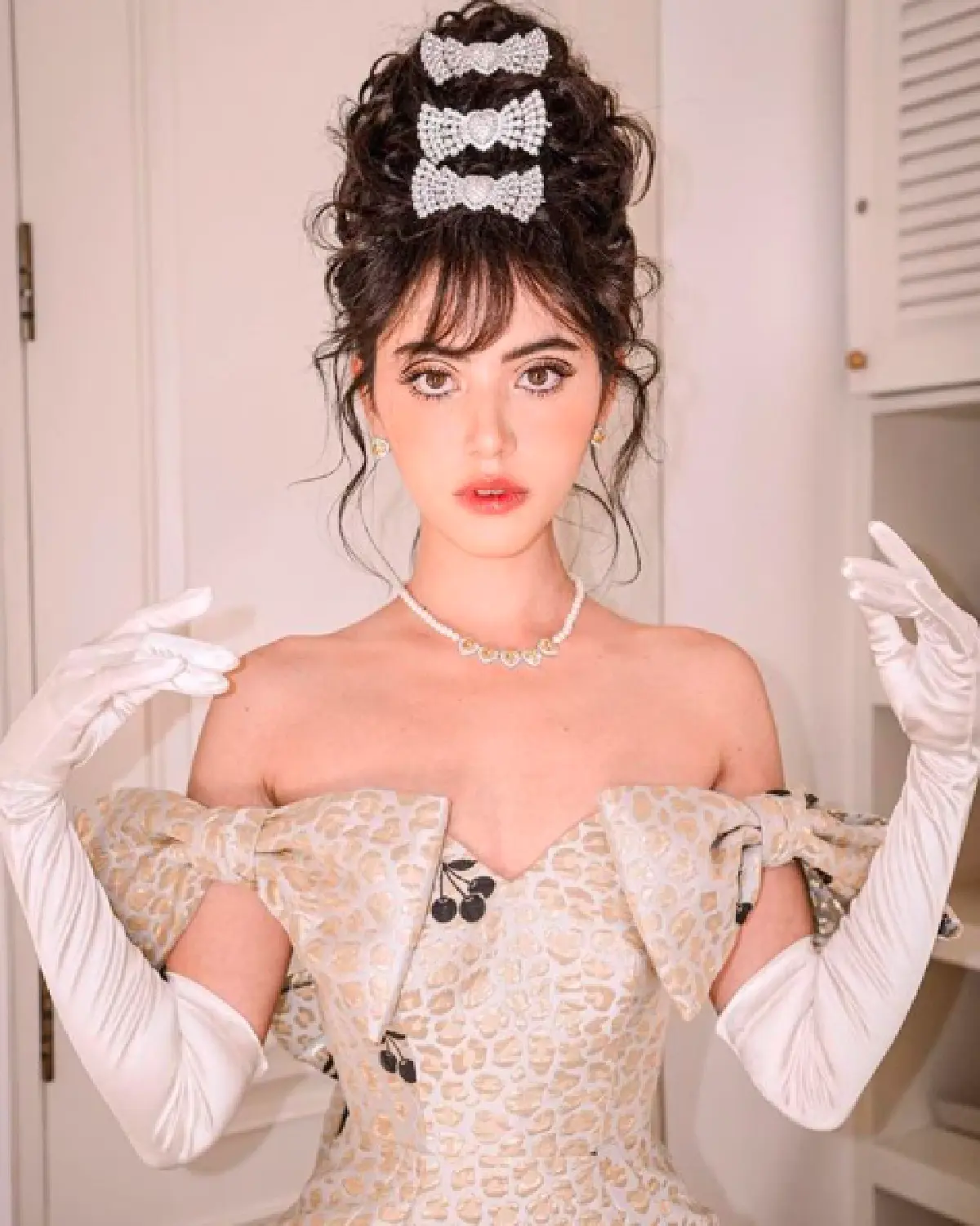 สวยตาหลุด "ใหม่ ดาวิกา” ร่วมเดินแฟชั่นโชว์กับลุคที่ดูแปลกไปอีกแบบ แต่ยังคงความสวย