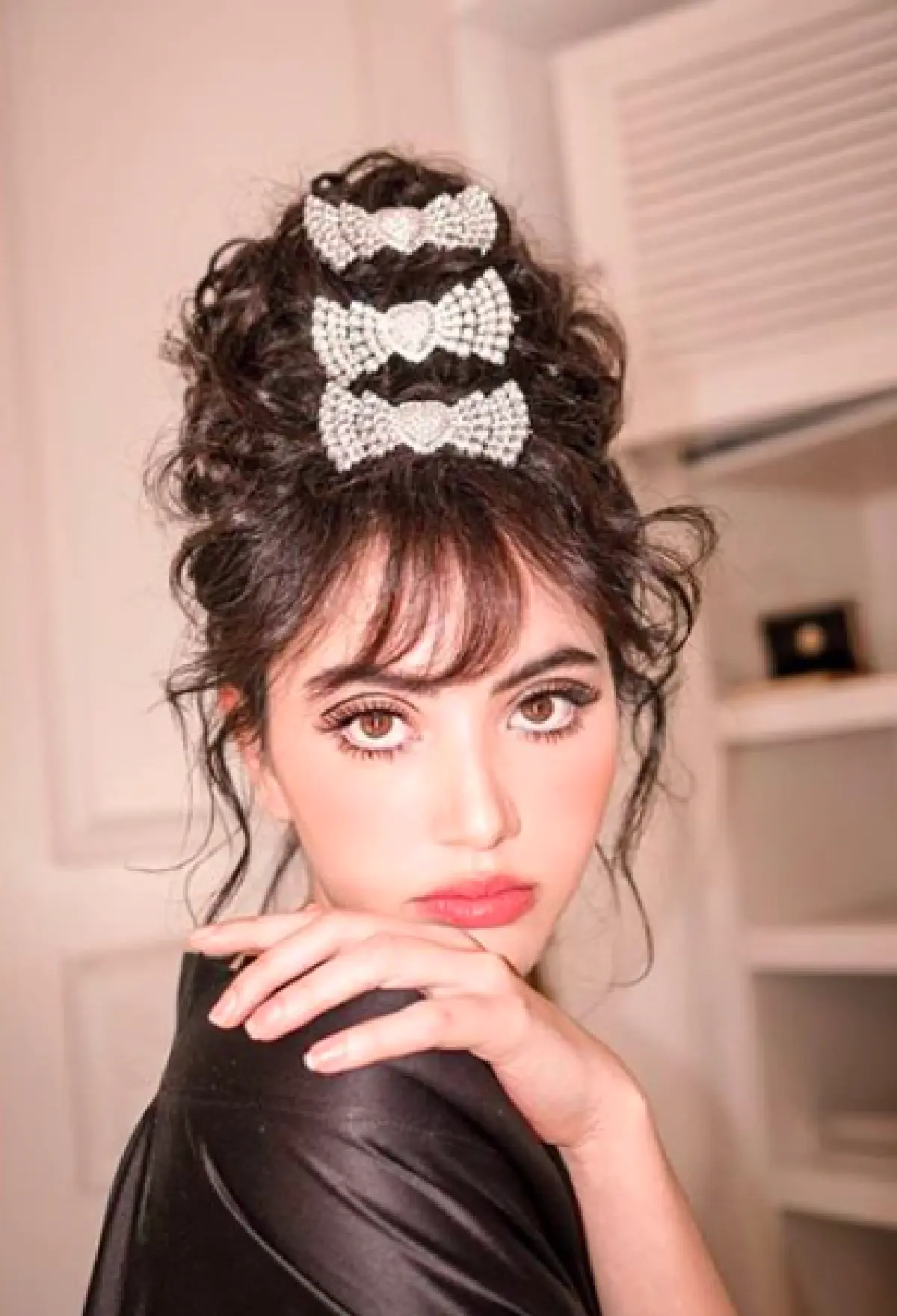 สวยตาหลุด "ใหม่ ดาวิกา” ร่วมเดินแฟชั่นโชว์กับลุคที่ดูแปลกไปอีกแบบ แต่ยังคงความสวย