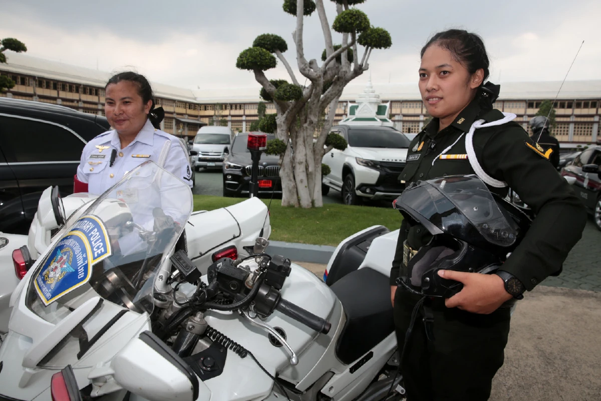 เปิดตัว 2 สห.หญิงขี่จยย.ฉลามบกคันเบิ้มนำขบวนครั้งแรกในประวัติศาสตร์