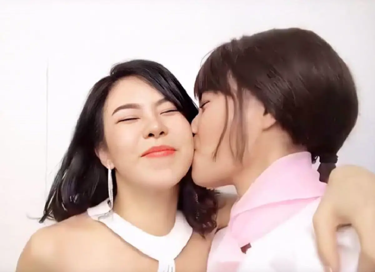 “บี-คริส” คัมแบ็ก! กับชอตเด็ดทั้งกอด-หอมแก้มกันแบบรัวๆ